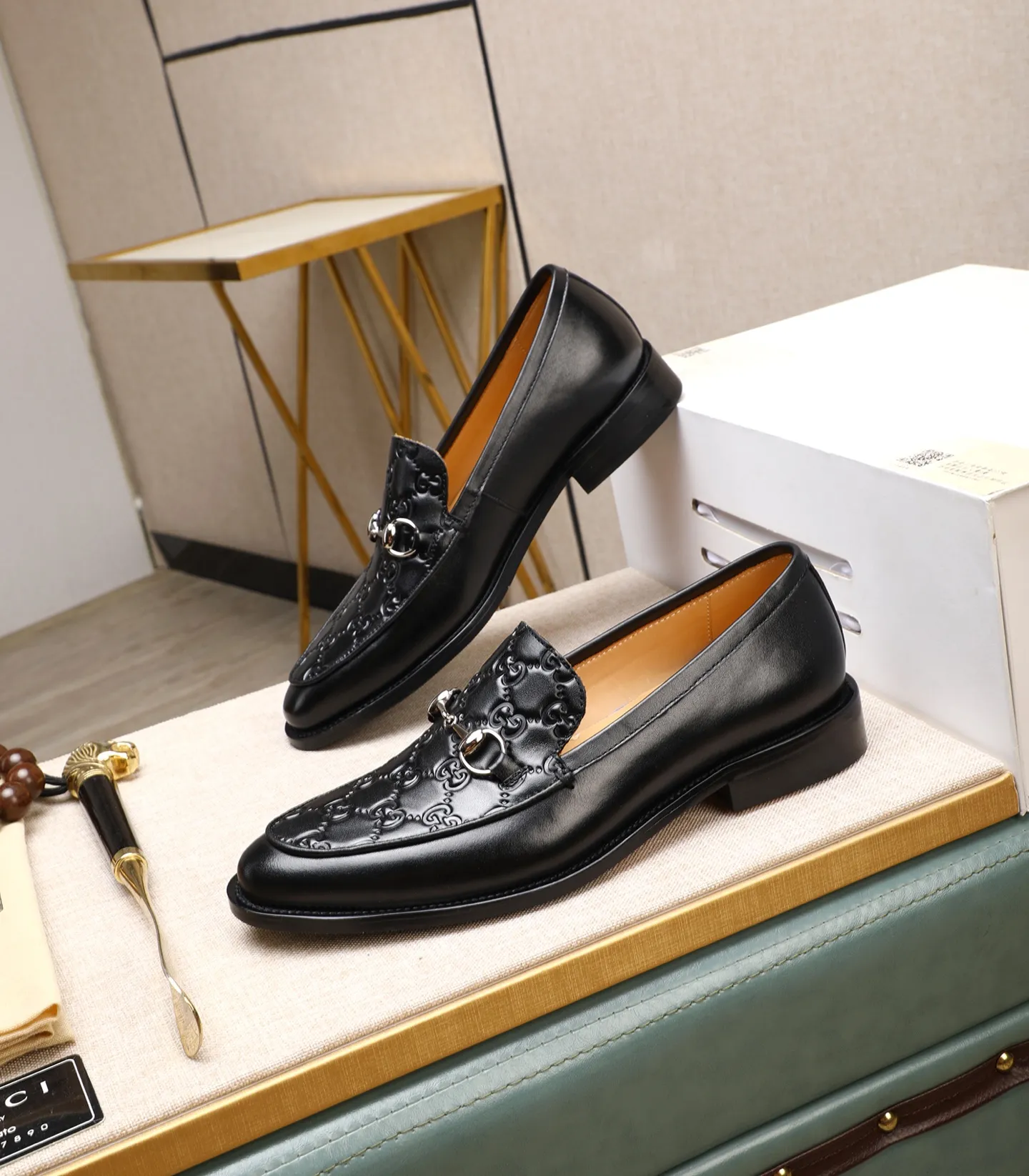 Men's shoes 💰520 (all cowhide) GUCCI high-end formal leather shoes. Original imported first-layer calfskin from Italy. Water-dyed cowhide lining. Original hardware. I believe you will be impressed from the first time you see it. The avant-garde style can no longer fully interpret its elegance. AAA grade rubber outsole. Super comfortable. The original last from the counter ensures its original version and quality. The simple upper ensures its comfort and breathability. A pair of truly good shoes has its own unique soul, prestigious quality, regular size 38-44